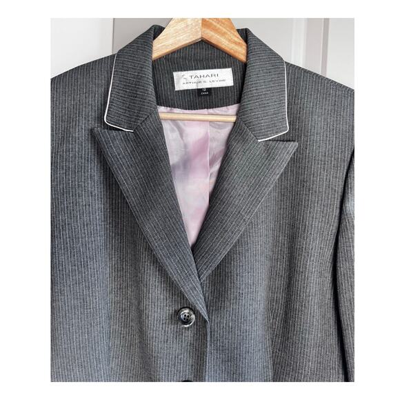 Tahari Blazer Women’s Size 12 Gray Pink Pinstripe Shoulder Pads Career Jacket - Picture 2 of 6